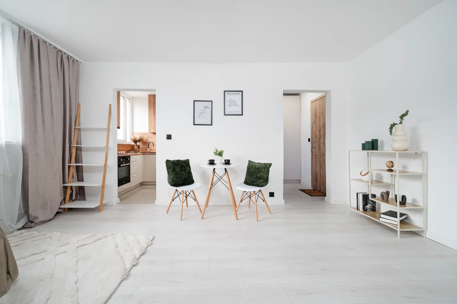 Salon z aneksem kuchennym po Home-Stagingu: meble, dekoracje i rośliny w przygotowanym wnętrzu