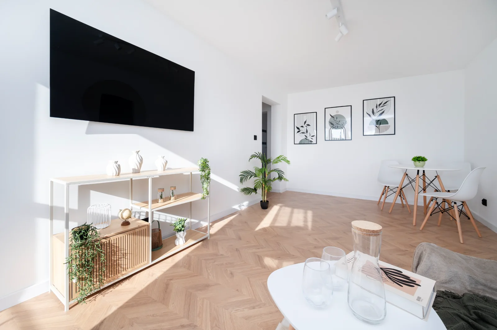 Salon z jadalnią po Home-Stagingu: meble, dekoracje i rośliny w przygotowanym wnętrzu
